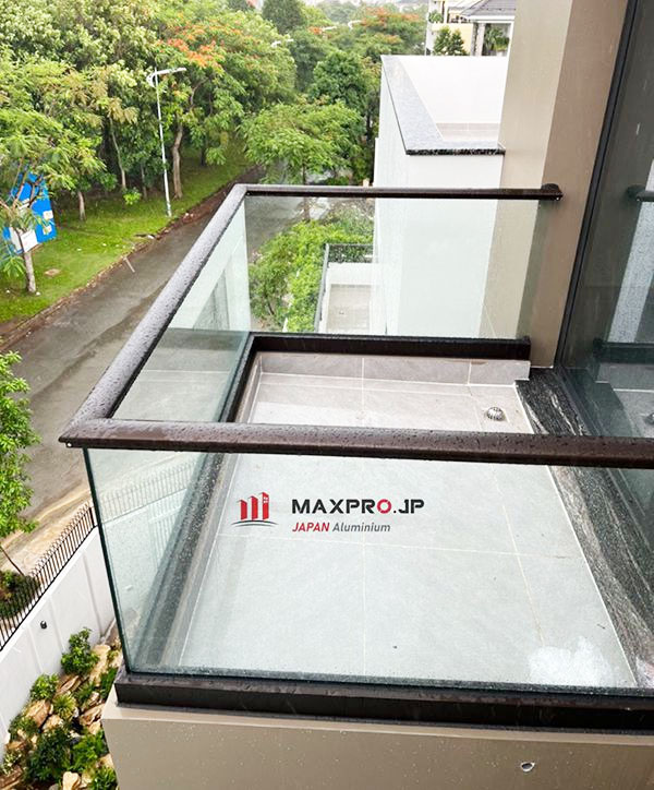 Lan can kính nhôm Maxpro đẹp
