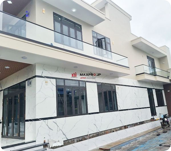 Lan can kính nhôm Maxpro hiện đại